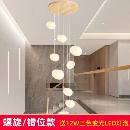 原木极简复式楼梯口鹅卵石别墅公寓loft长吊灯个性北欧白色奶油风