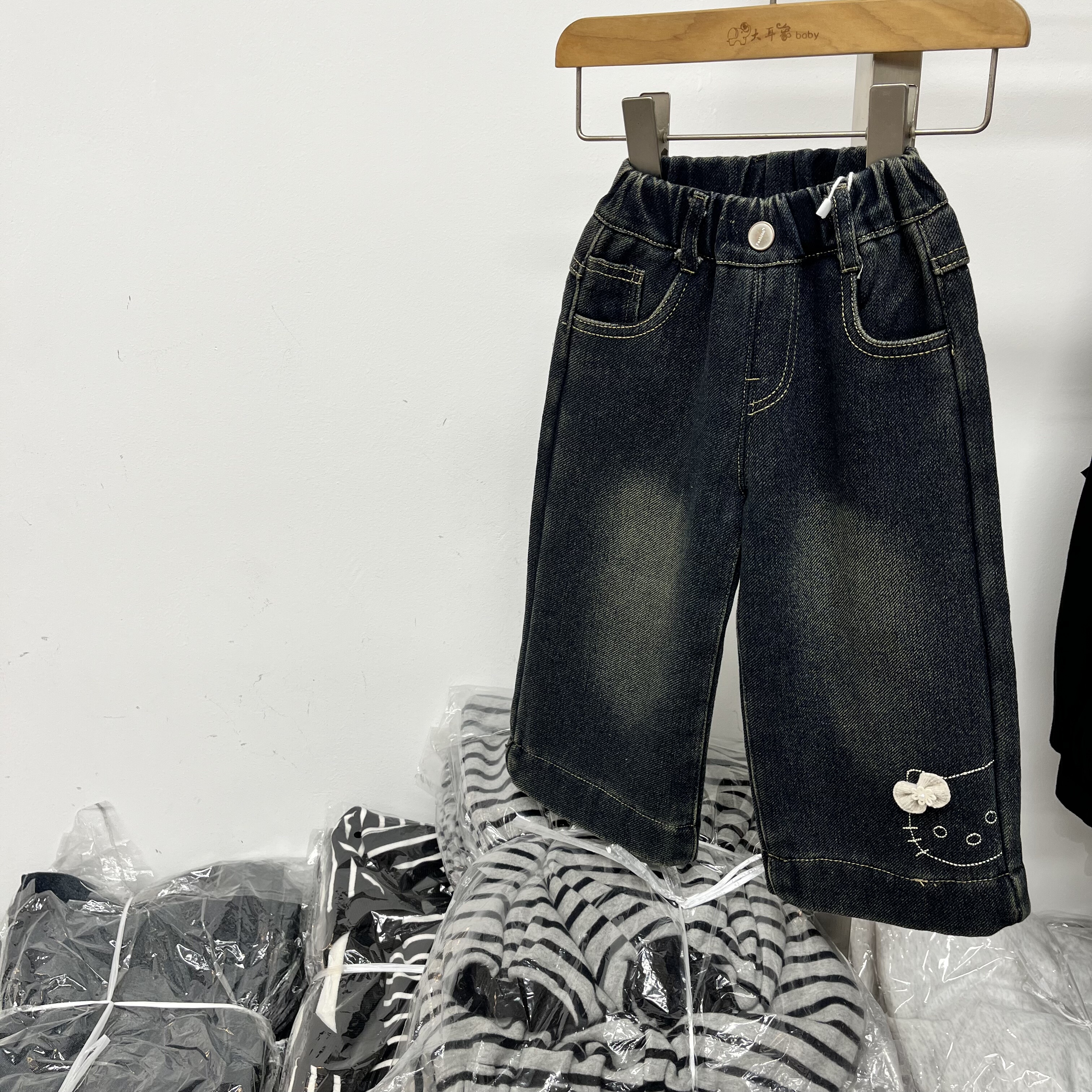 实体店高品质女孩小童装宝宝冬季款洋气kt猫百搭加绒牛仔直筒长裤