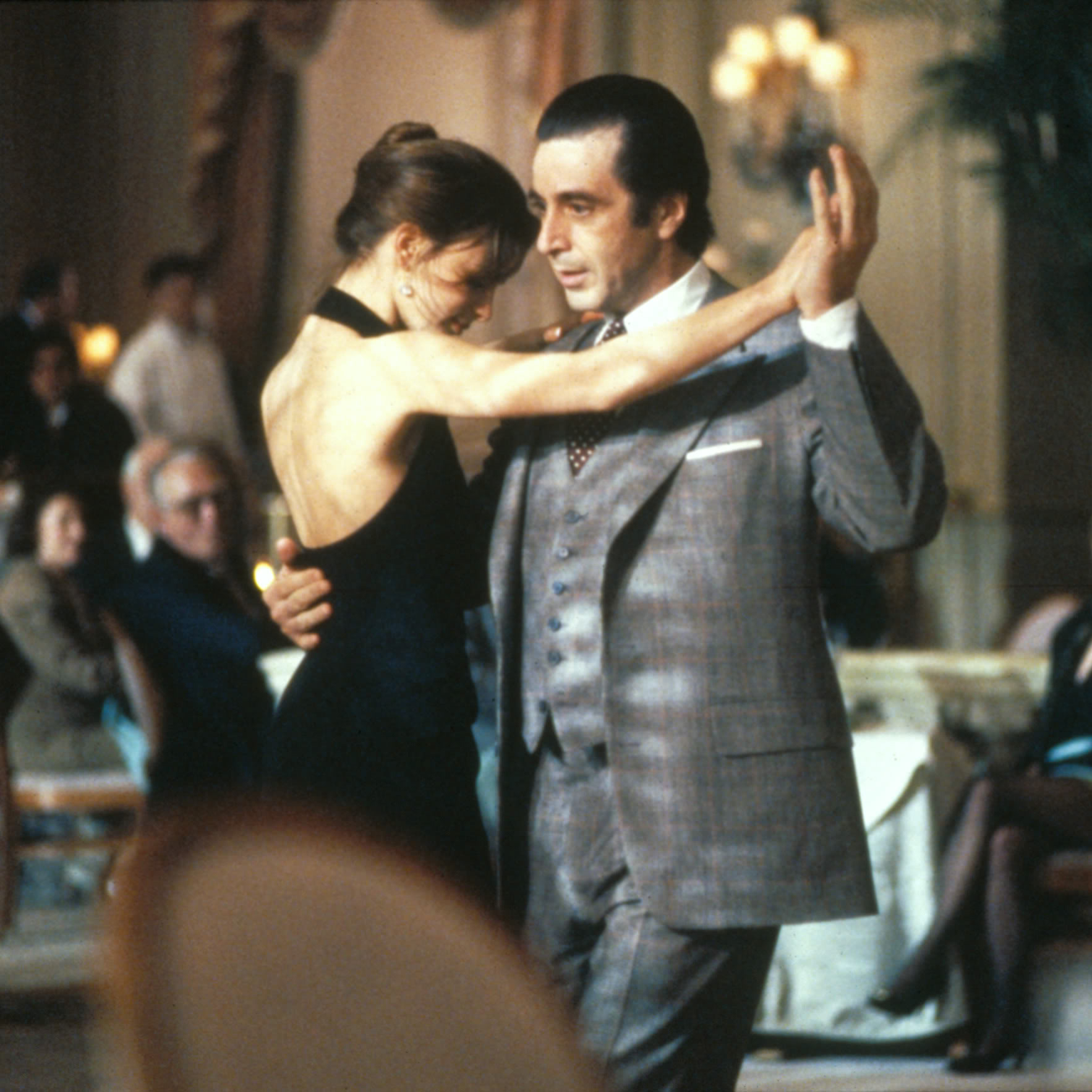 闻香识女人挂脖露背连衣裙