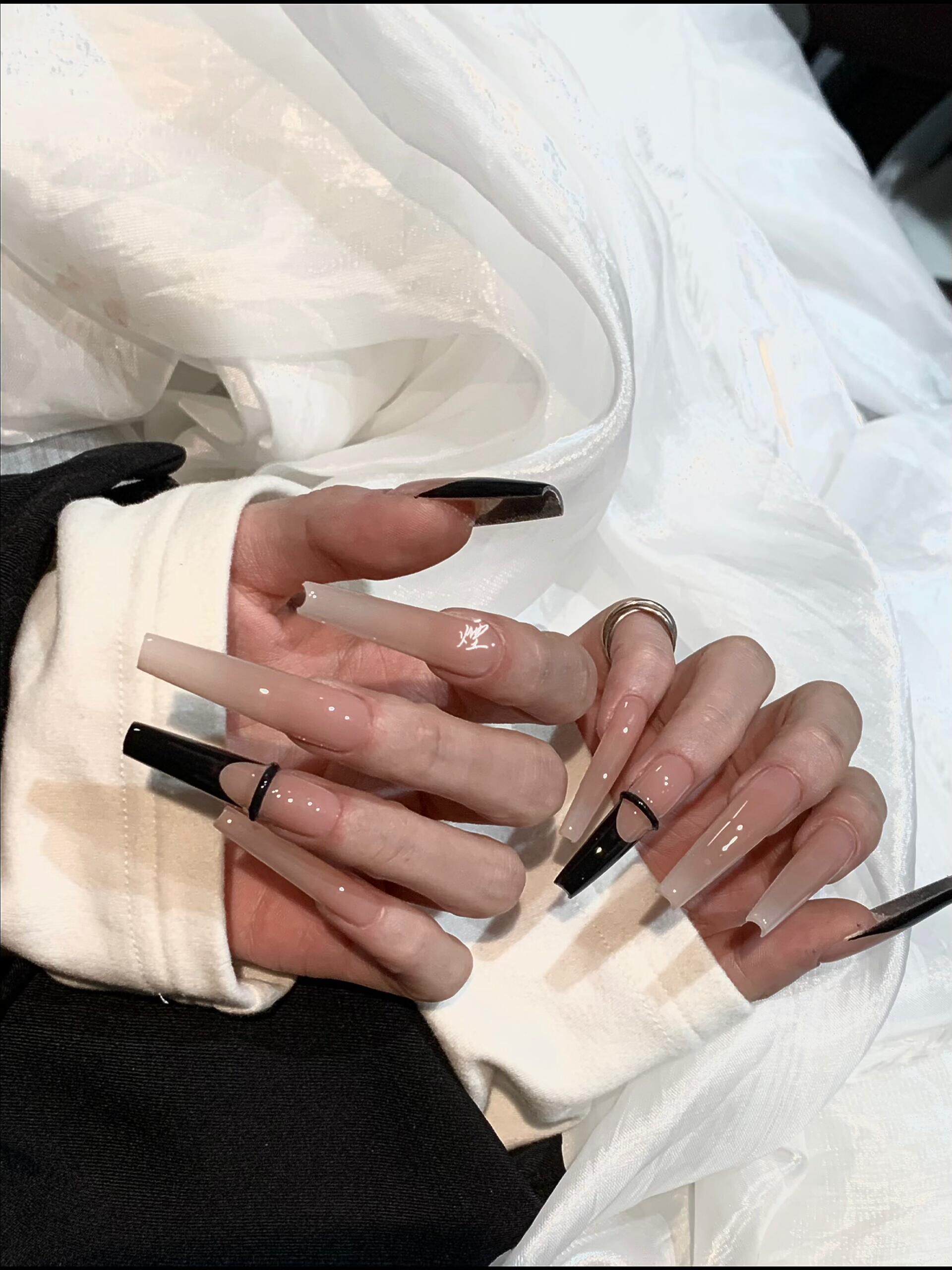黑桃2025新款手工穿戴甲中长款黑色法式裸色美甲显白高级感纯欲风