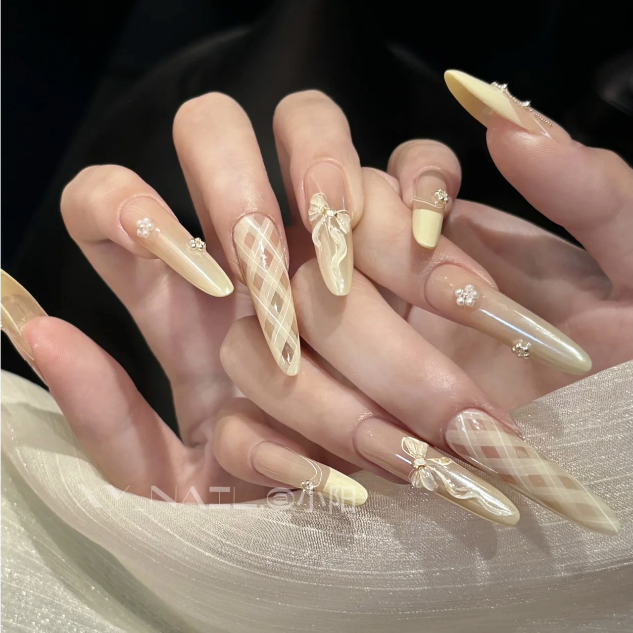 纯手工穿戴甲温柔显白奶黄色格子纹美甲立体蝴蝶结指甲贴甲片