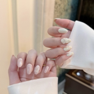 冰透雕花手工穿戴甲短款 美甲裸色小花显白高级感简约风 冷清秋