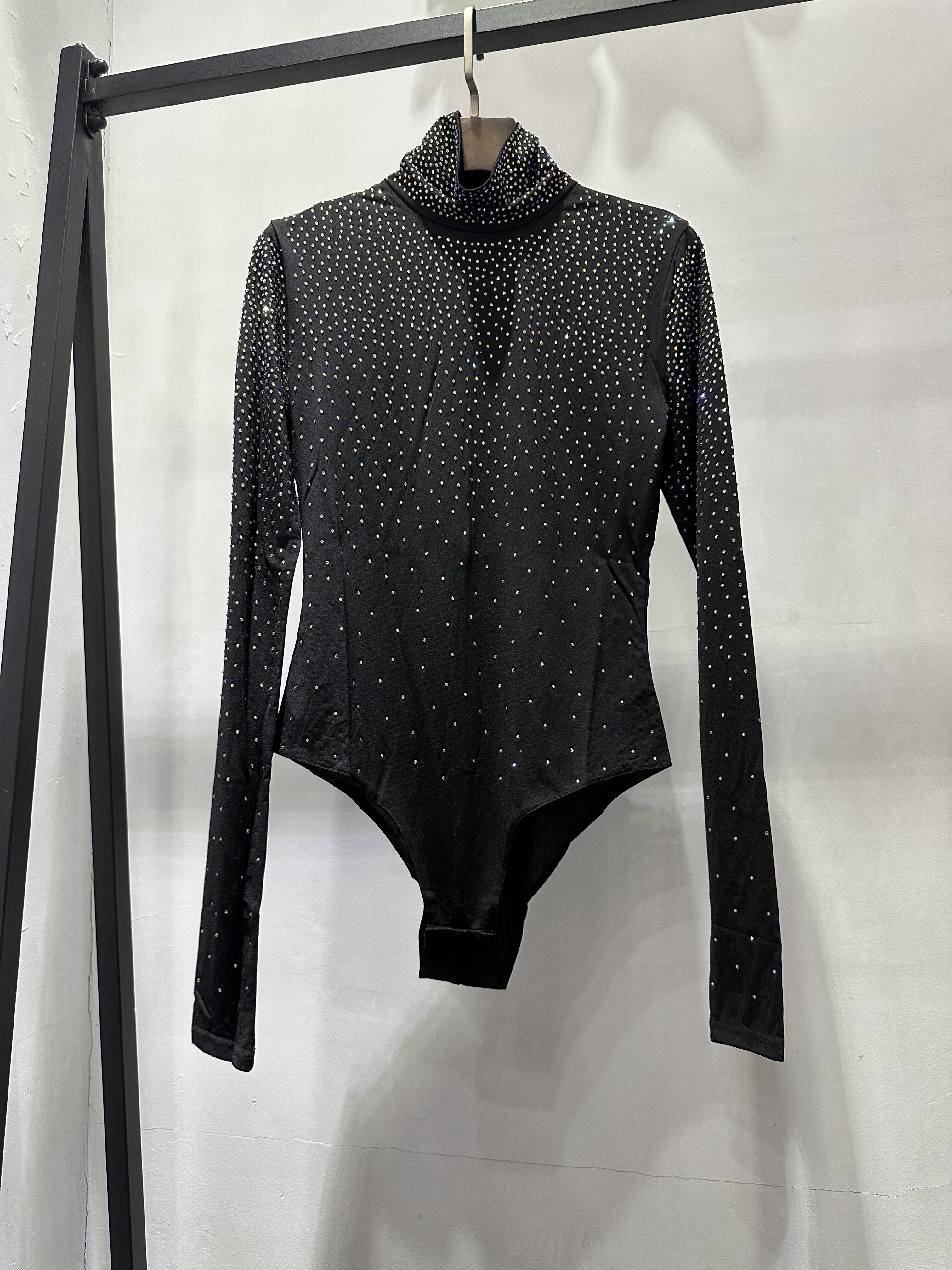 黑色高领烫钻修身连体上衣