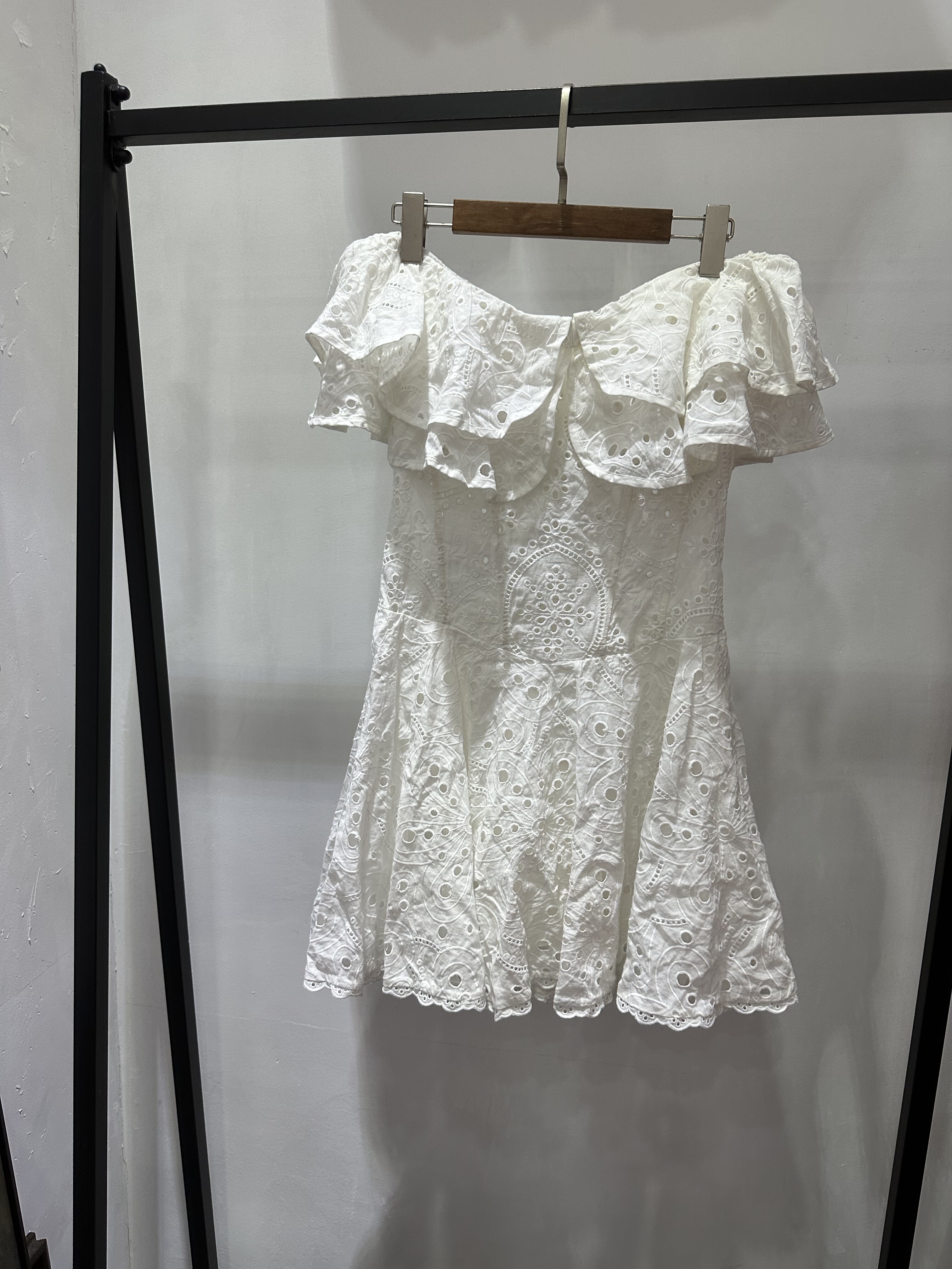 白色水溶镂空修身中短一字肩连衣裙