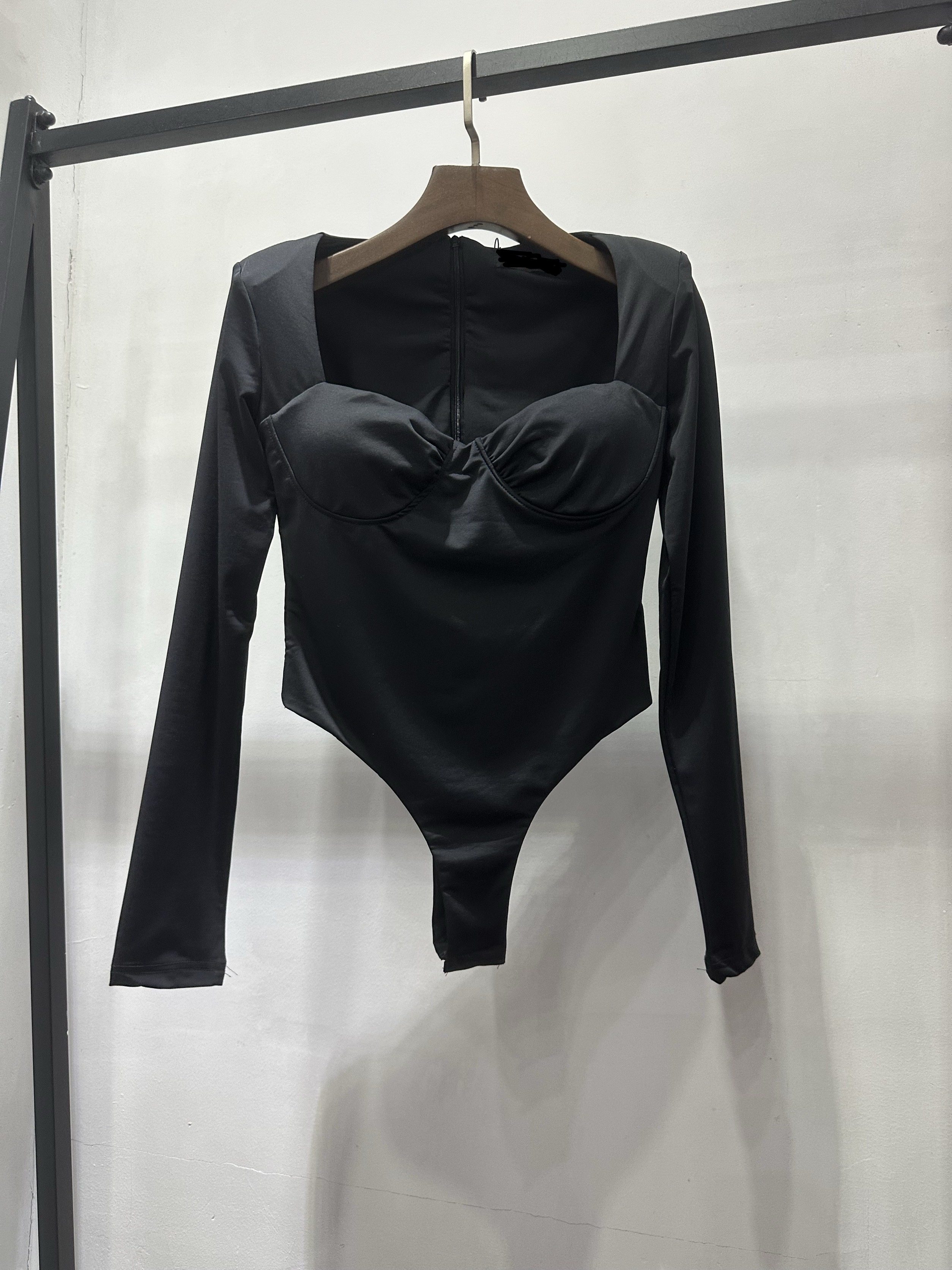 欧美风黑色垫肩连体长袖上衣