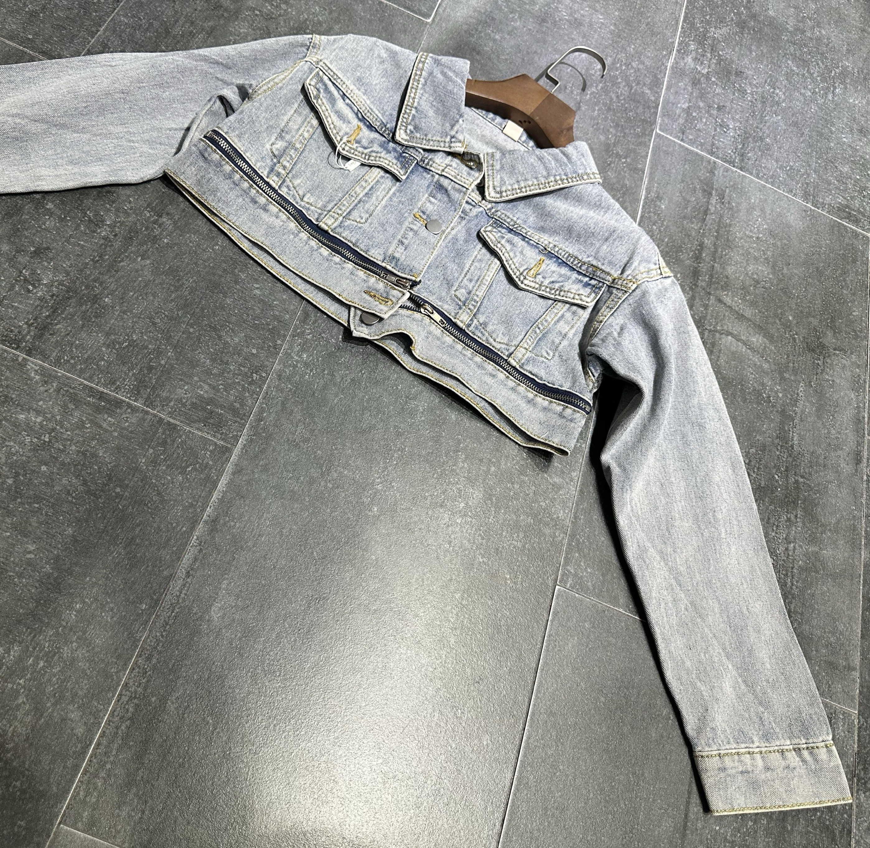 牛仔拉链双口袋长袖短外套