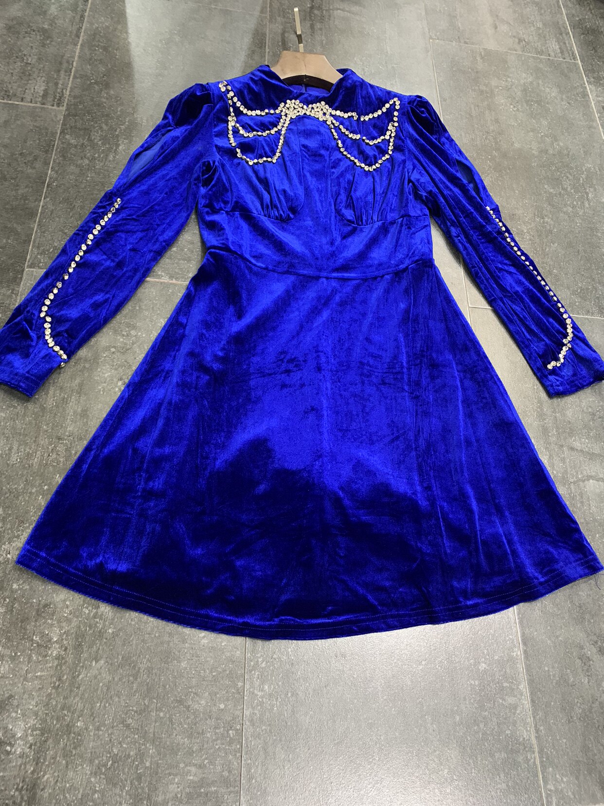 秋冬蓝色订钻丝绒中长礼服裙袖开口