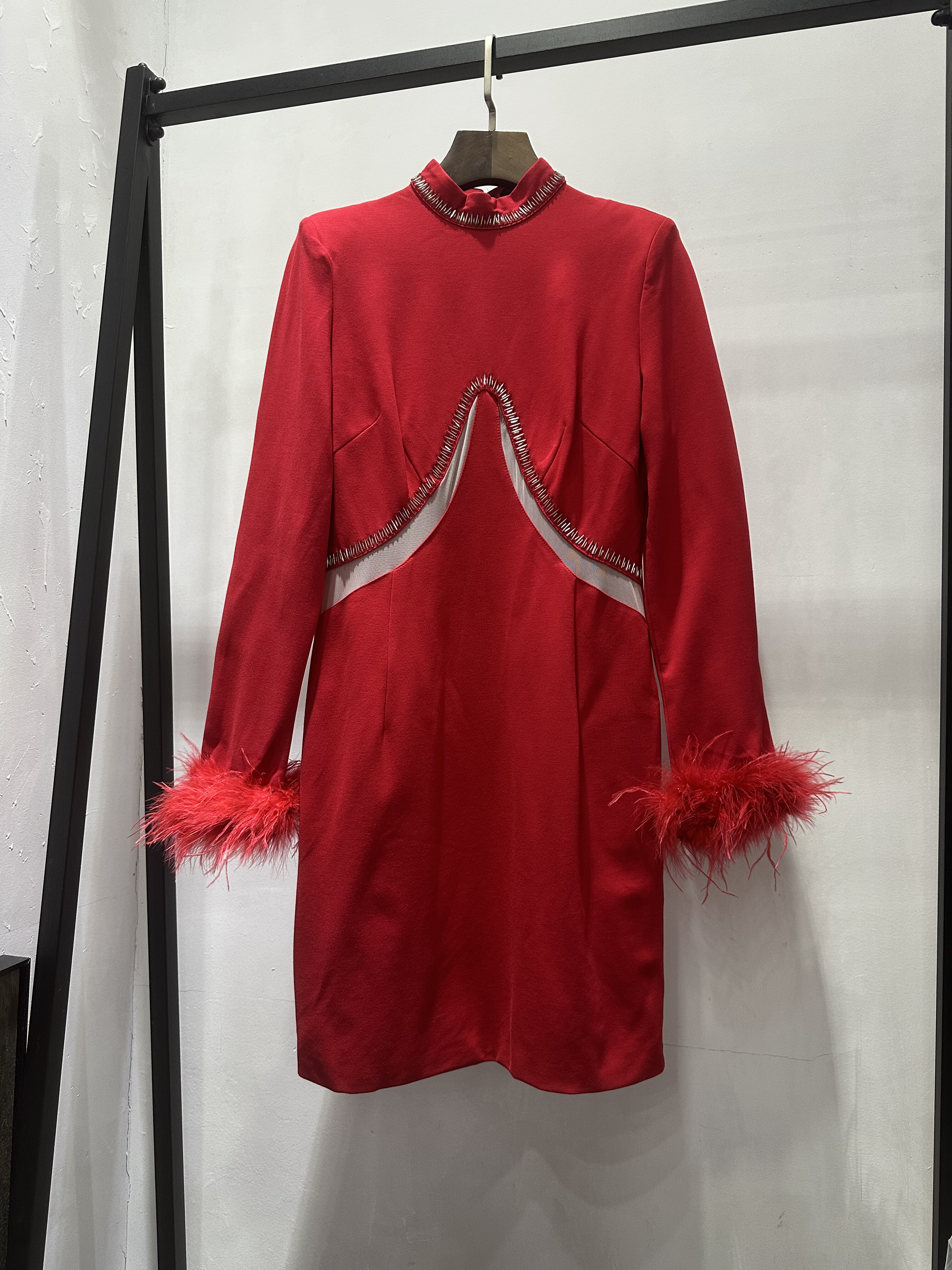 红色毛边袖订珠中短连衣裙