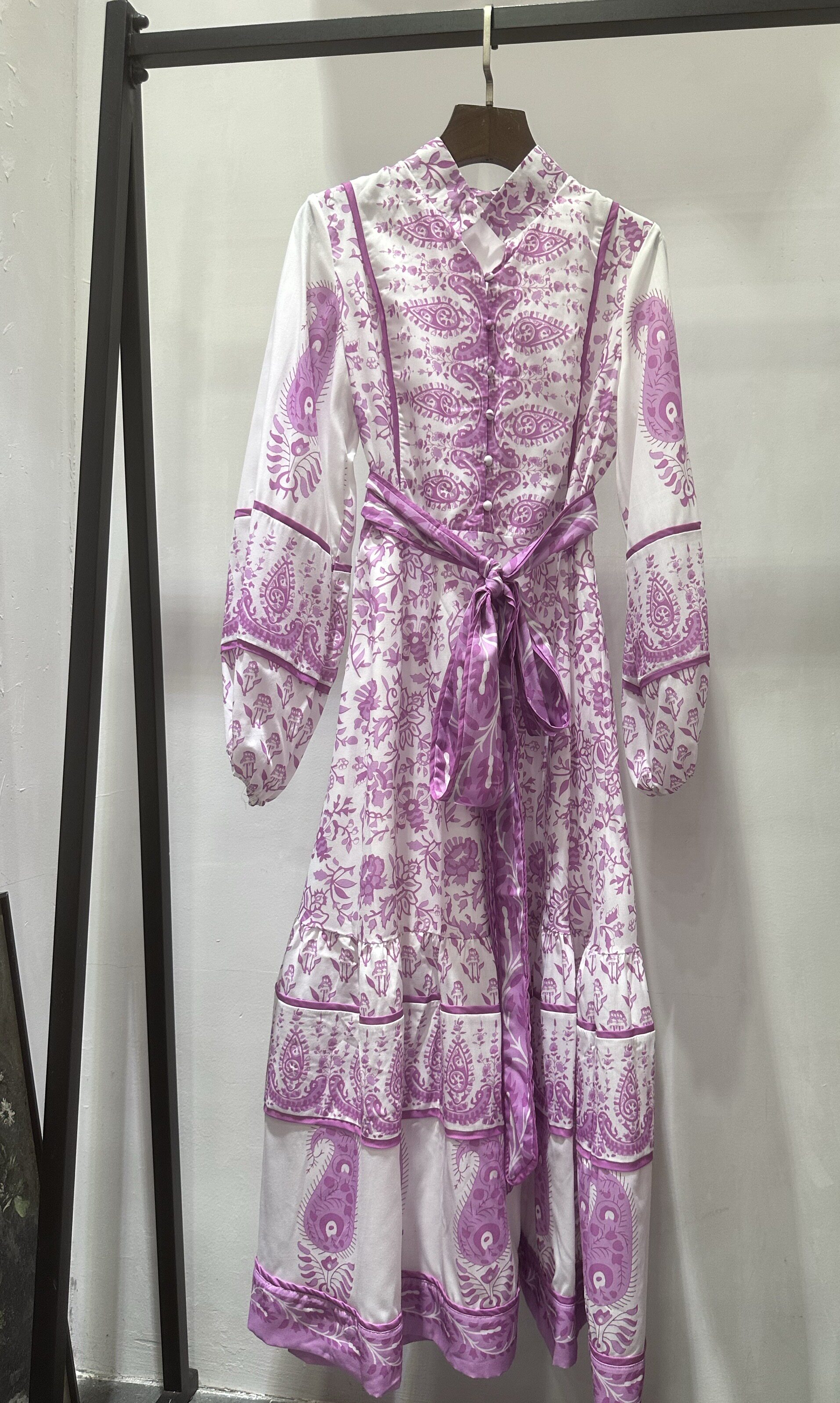 春秋紫色定位印花收腰中长连衣裙