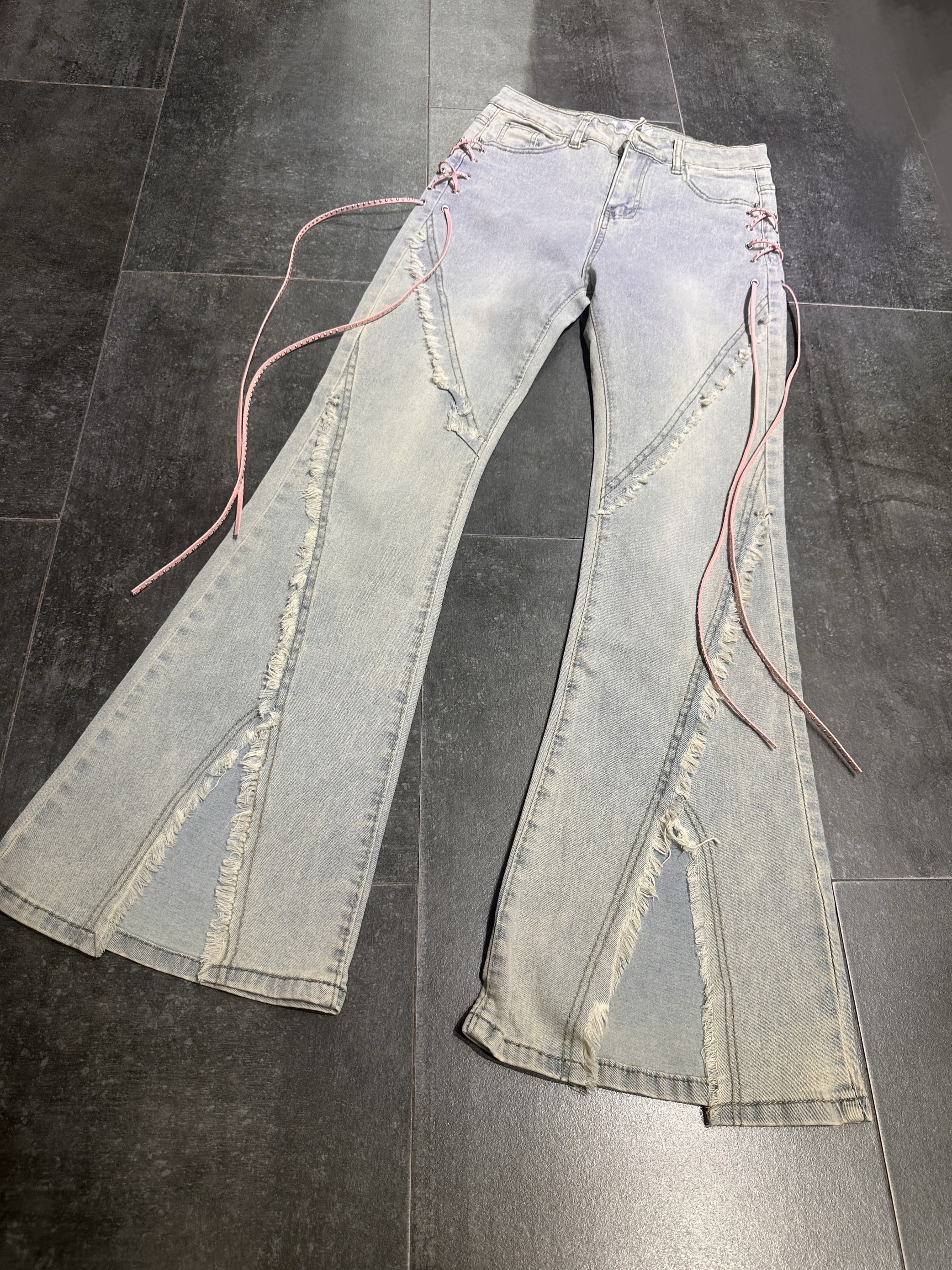 双侧粉色绑绳开叉紧身喇叭牛仔裤