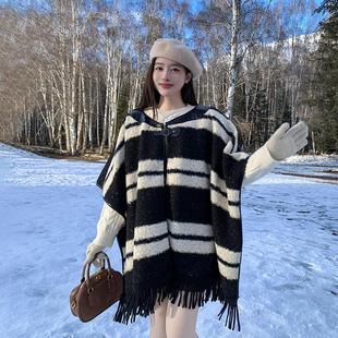 条纹拼色羊羔毛外套披风女冬季新款韩系宽松加厚皮领披肩外搭围巾