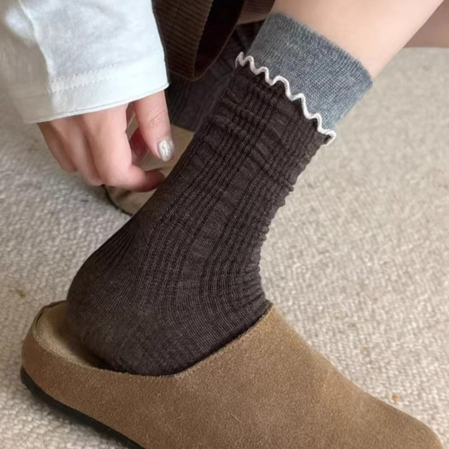 咖色木耳边袜子女中筒袜