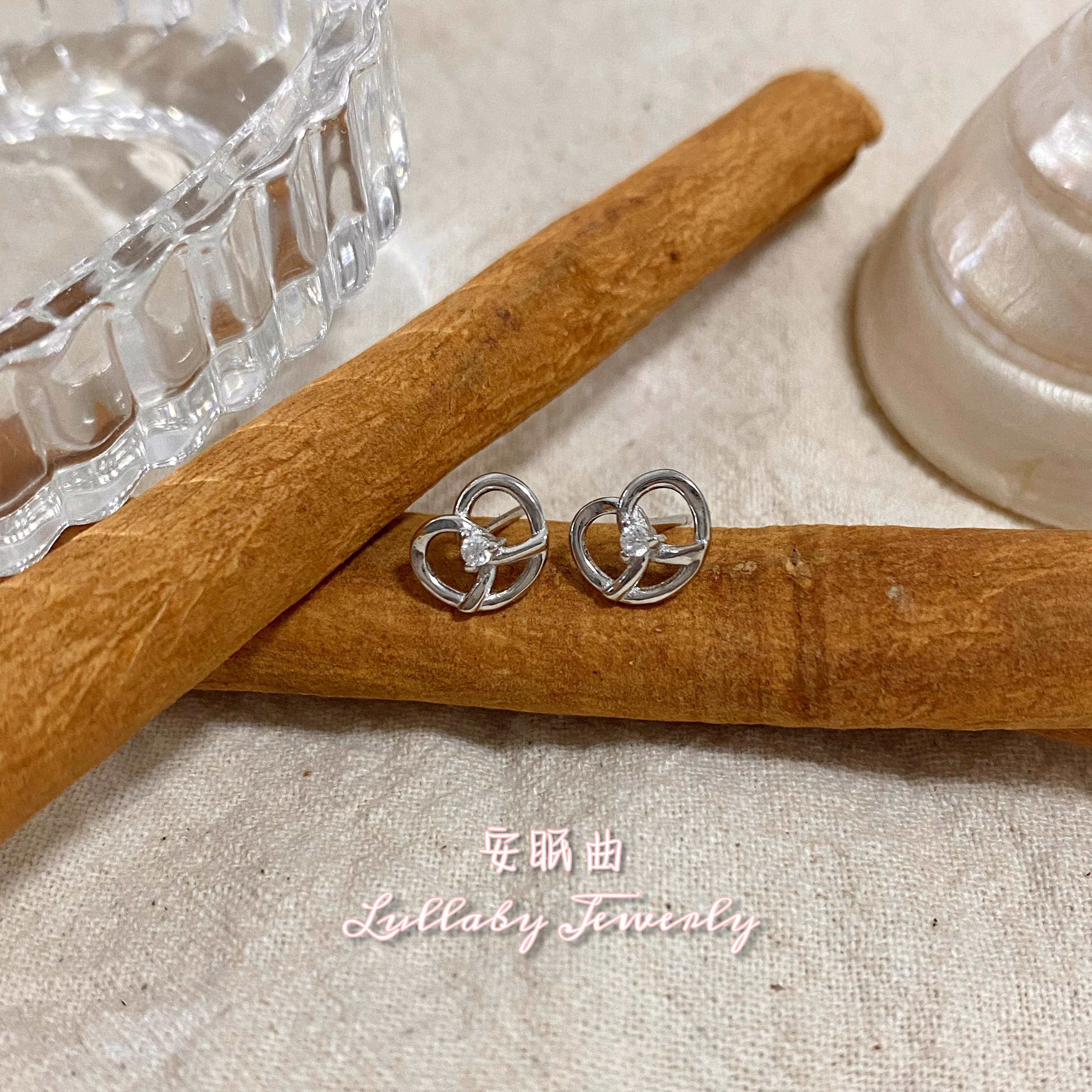 s925纯银可爱碱水结设计耳钉