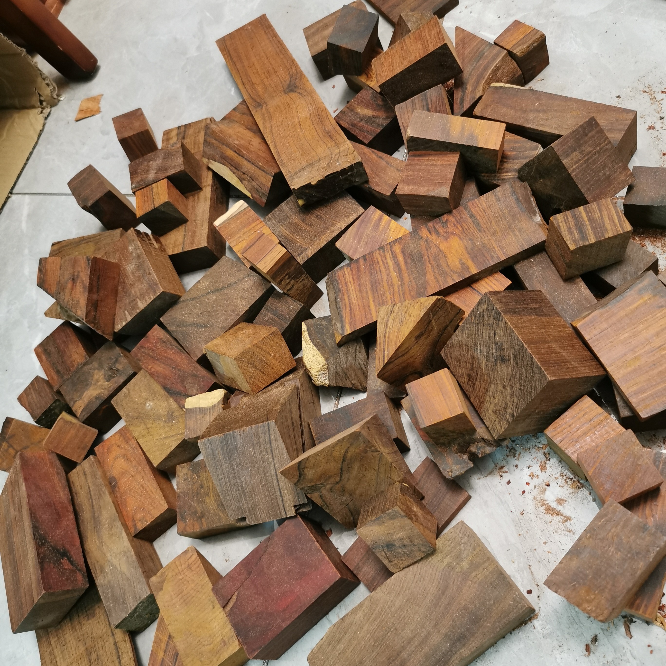 红酸枝边角料小料工艺品diy下脚料雕刻红木微凹黄檀随型