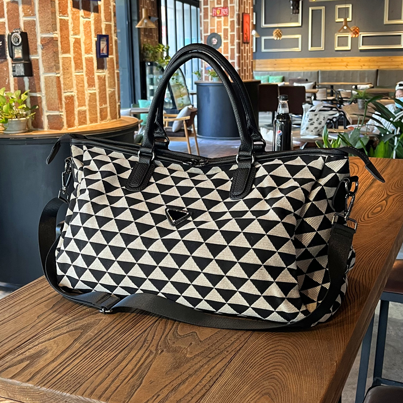 牢固帆布休闲三角格旅行包