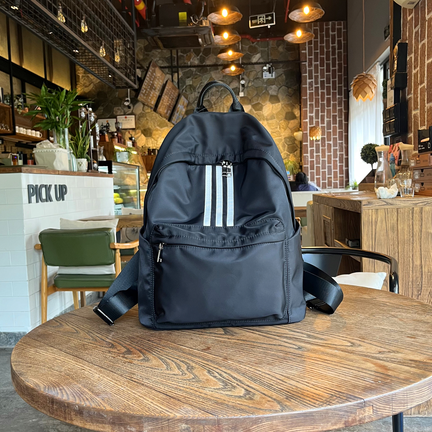 2025新款撞色简约轻便旅游双肩包书本时尚通勤大容量日常休闲背包