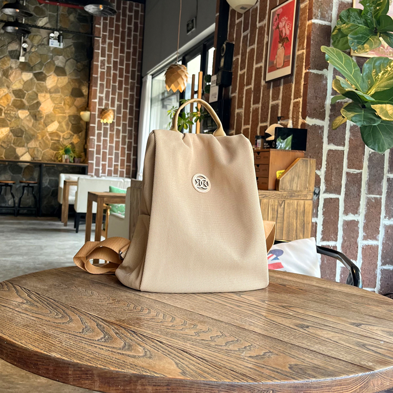 2025新款网布轻便双肩包女时尚休闲大容量日常通勤防盗小众背包潮