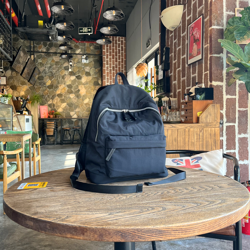 2025新款简约轻便旅行双肩包日常通勤时尚休闲小众设计背包电脑包