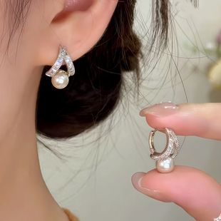 复古港风珍珠镶钻交叉耳环女2025新款爆款高级感耳扣优雅气质耳饰