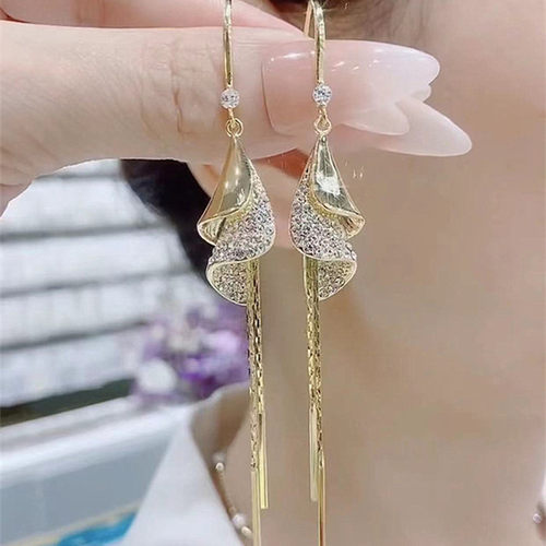 独特设计高级感满钻螺旋耳环女