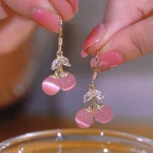 小巧精致甜美樱桃耳环女时尚简约粉色猫眼石灵动耳饰挂钩爆款小众