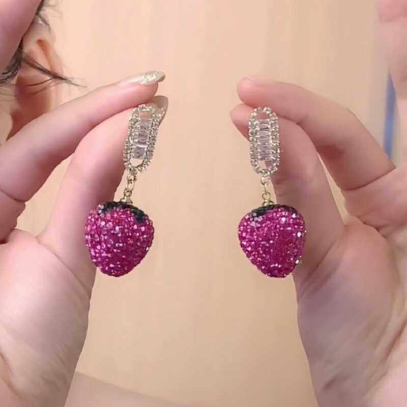 粉色草莓闪钻耳环女设计感小众设计独特耳坠2024新款爆款精致耳饰,饰品/流行首饰/时尚饰品新,耳环,淘宝优惠券,粉丝福利购,淘宝优惠卷