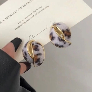 复古港风毛绒豹纹耳环女小众高级感耳钉2024新款爆款辣妹潮酷耳饰