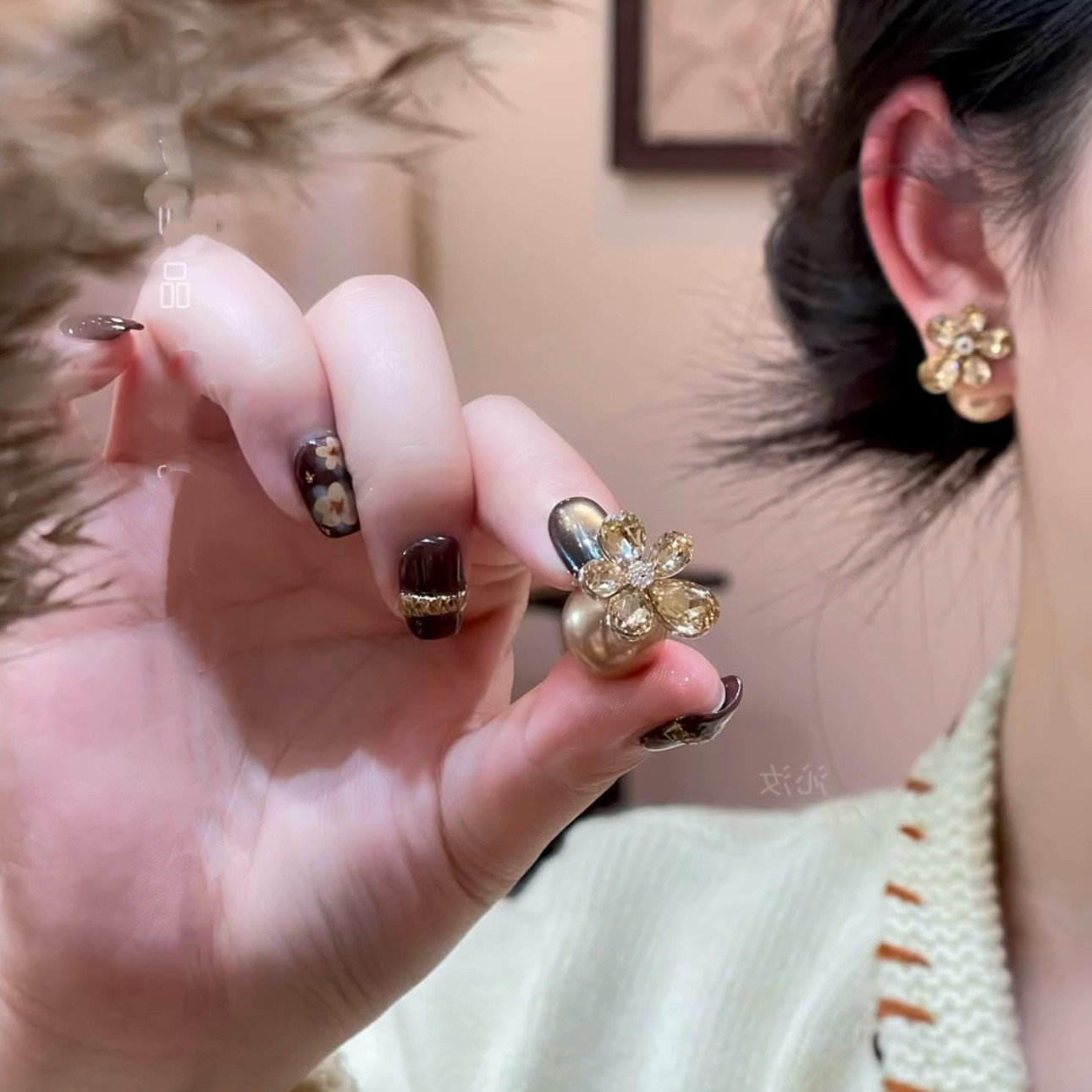 一款两戴咖色锆石花朵珍珠耳钉女2025新款爆款轻奢独特百搭耳饰品