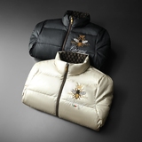 Y9502P2952023高端冬季90%白鸭绒亮面立领羽绒服平铺白色，男装羽绒服，钱塘6016-1(原3019)