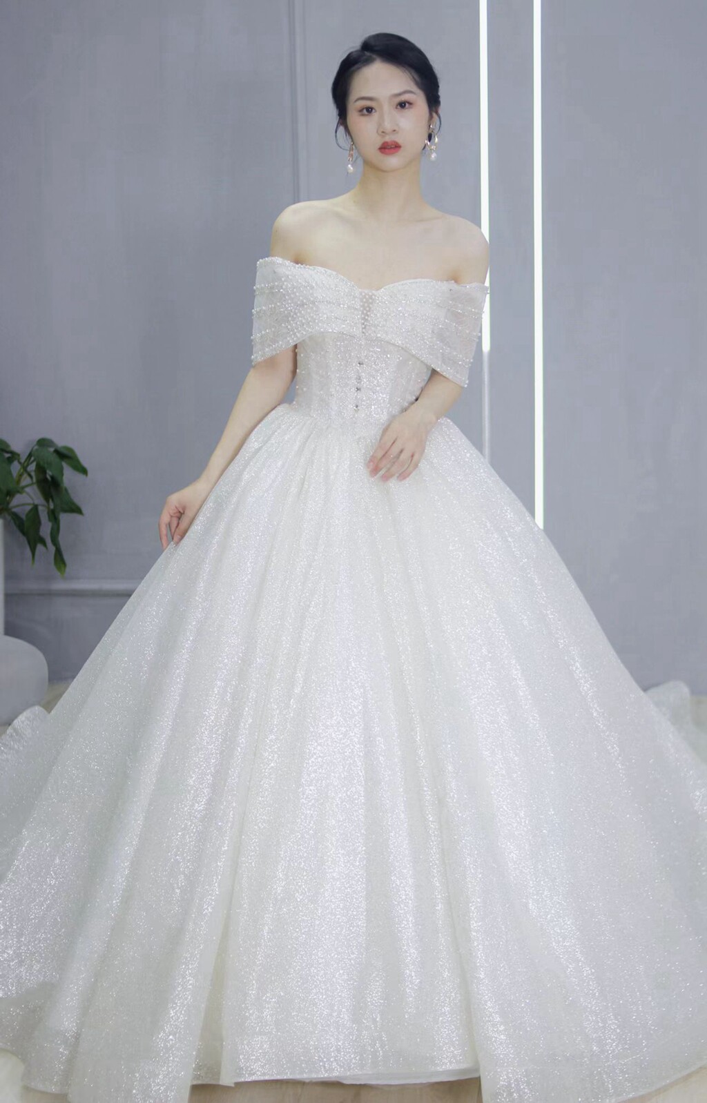 婚纱出租2026新款租婚纱胖孕新娘大码显瘦轻便怀孕婚森系v领夏季