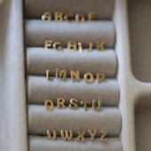 精致迷你小巧素金 14K黄金 26个字母K金耳钉 闪亮百搭情侣耳饰