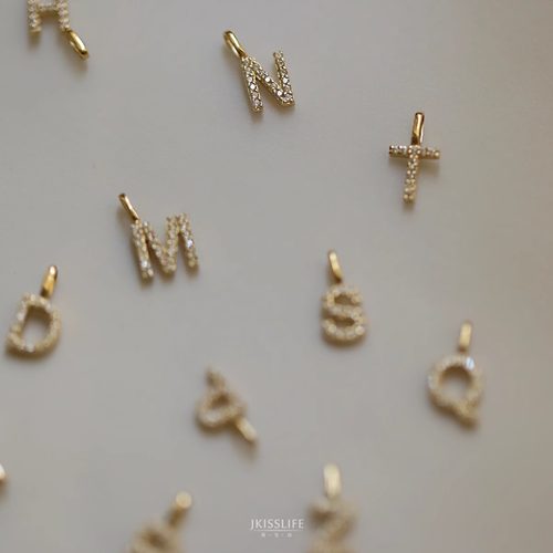 经典字母造型9K金精致吊坠百搭