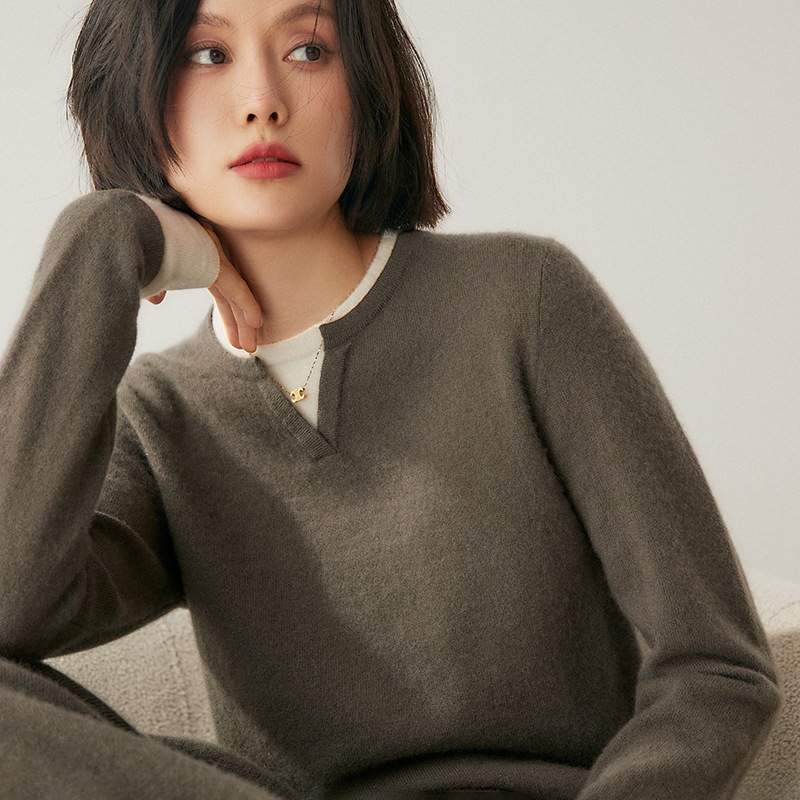 鄂尔多斯市圆V领羊绒衫女拼色假两件babby小山羊绒针织衫打底毛衣