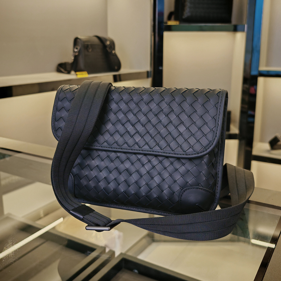 男士斜挎包时尚真皮编织