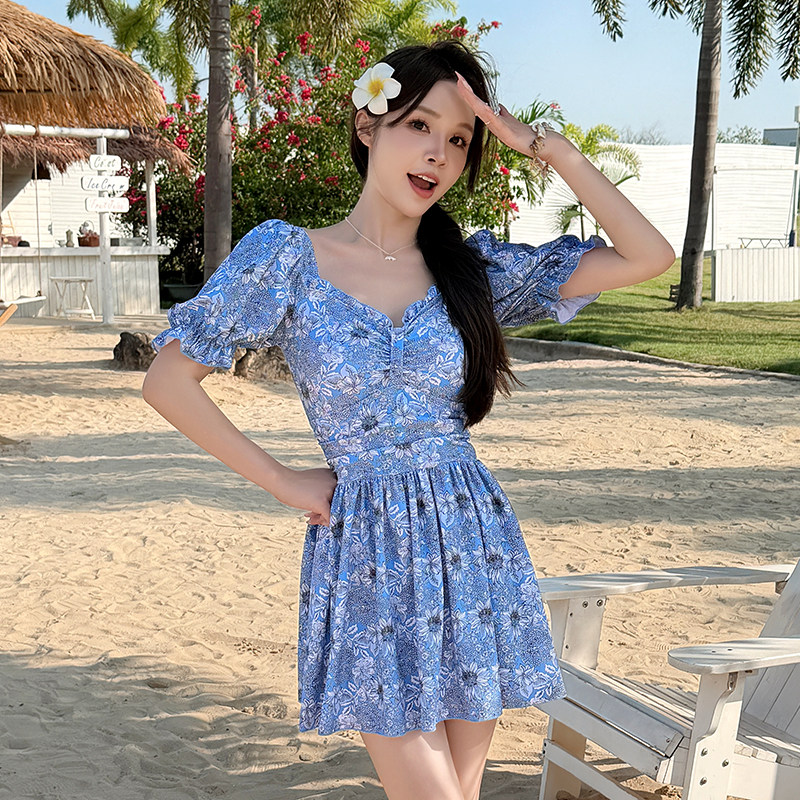 泳衣女2026新款碎花连体裙式大码微胖mm遮肚显瘦保守纯欲度假泳装