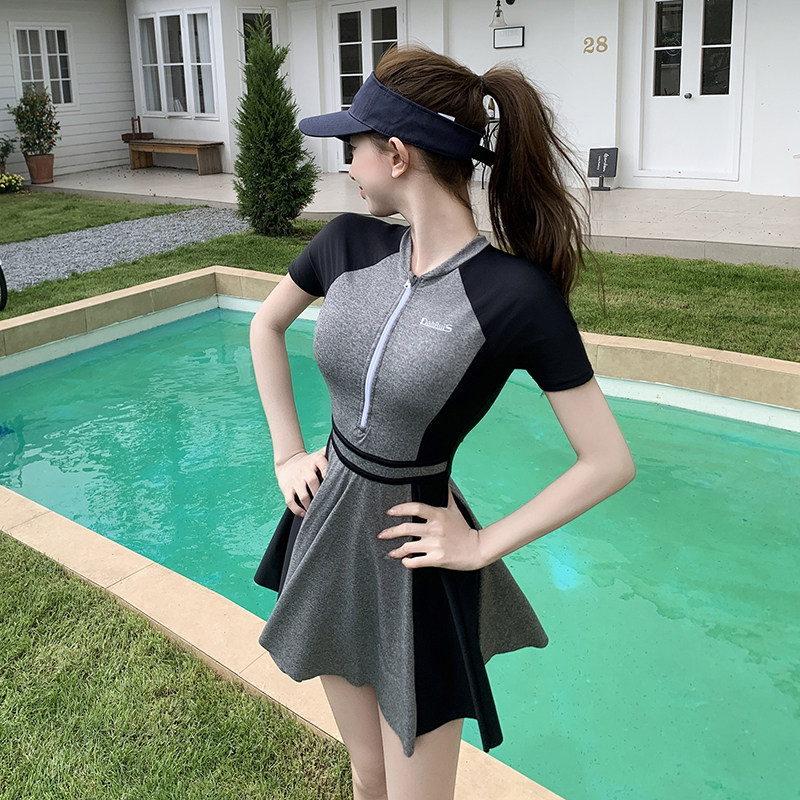 2026运动新款连体裙式女游泳衣紧身优雅少女风温泉大码微胖mm泳装
