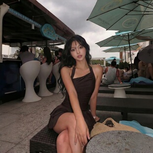 辣妹2026新款泳衣女高级感咖色连体温泉度假游泳衣裙式绝美显瘦