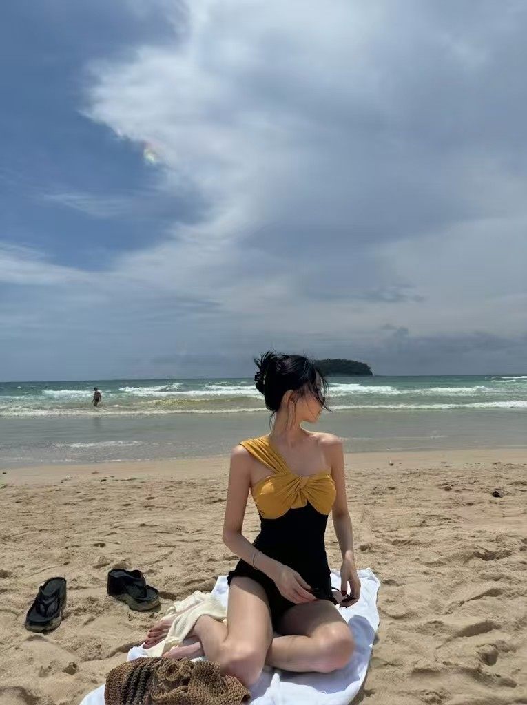 2025新款斜肩泳衣女泡温泉高级感遮肚显瘦游泳衣连体网红风纯欲风