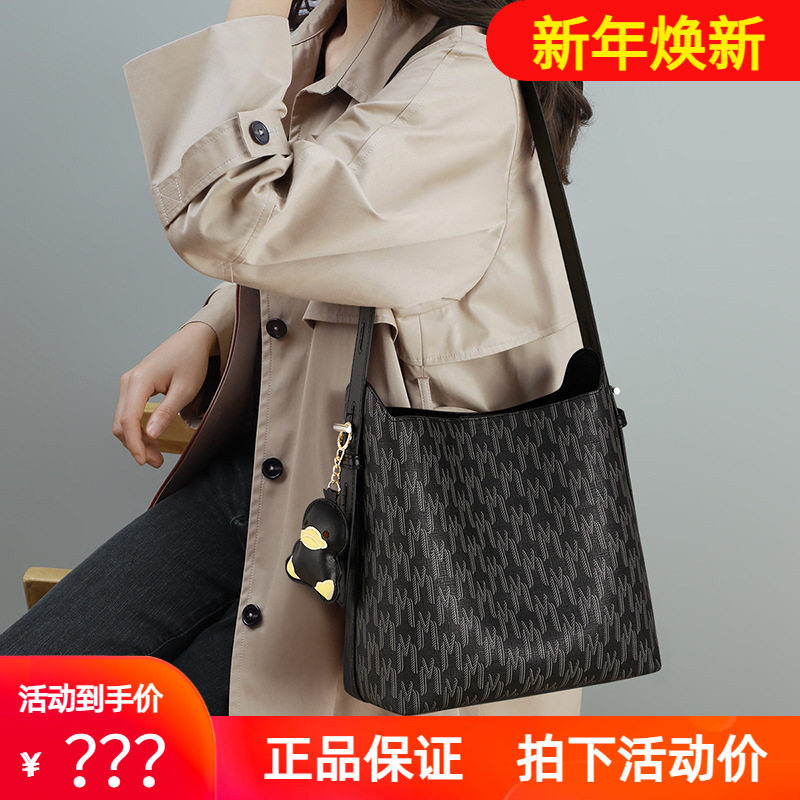 viney水桶包包女2025夏季新款斜挎包时尚高级感大容量黑色腋下包