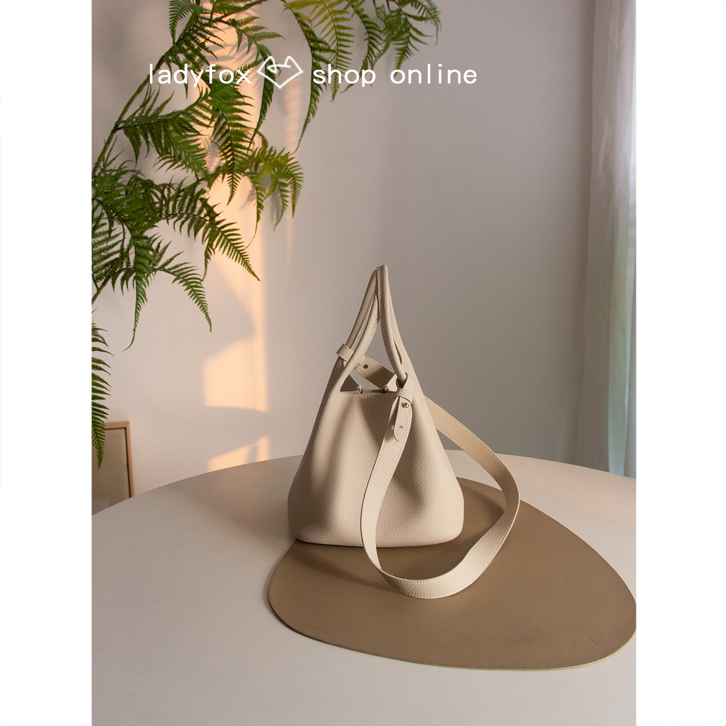 Ladyfox小众都市简约牛皮水桶包女2026春夏新款手提斜挎包极简风