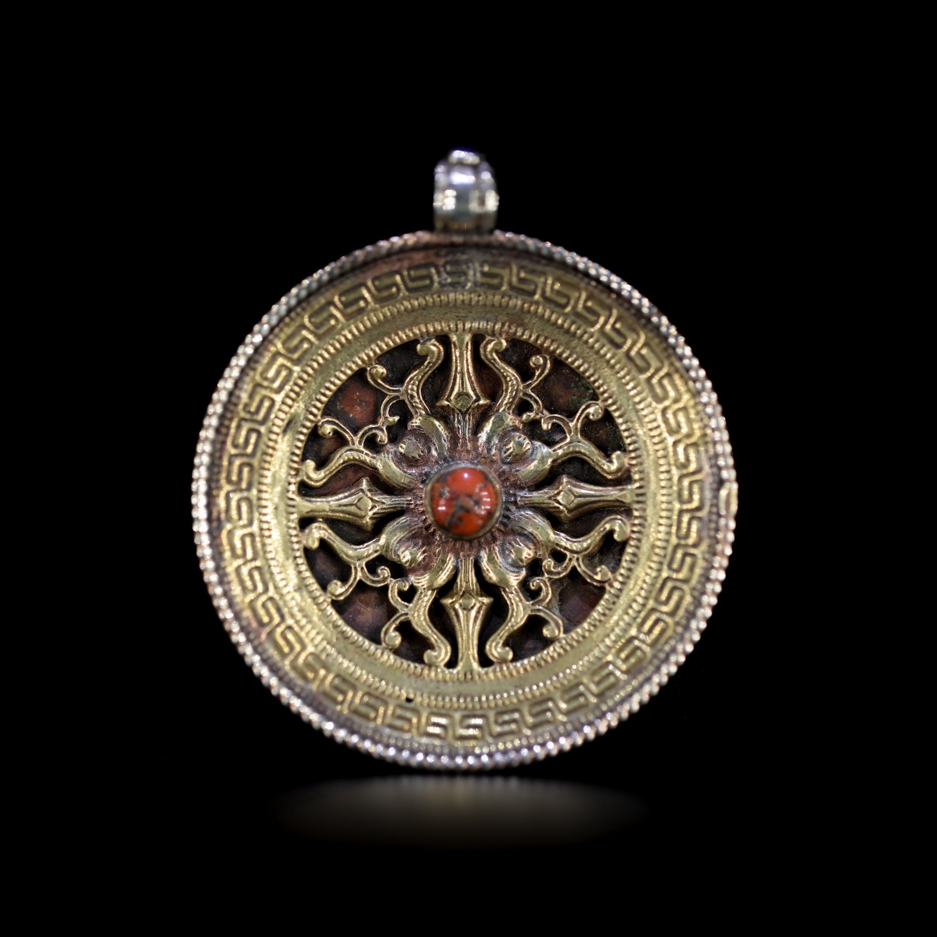 尼泊尔铜鎏银镶宝石錾刻吉祥结与十字金刚杵佛牌挂饰