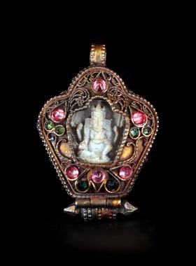 尼泊尔纯银镶碧玺骨雕四臂象鼻财神嘎乌盒（背面錾刻金刚杵）