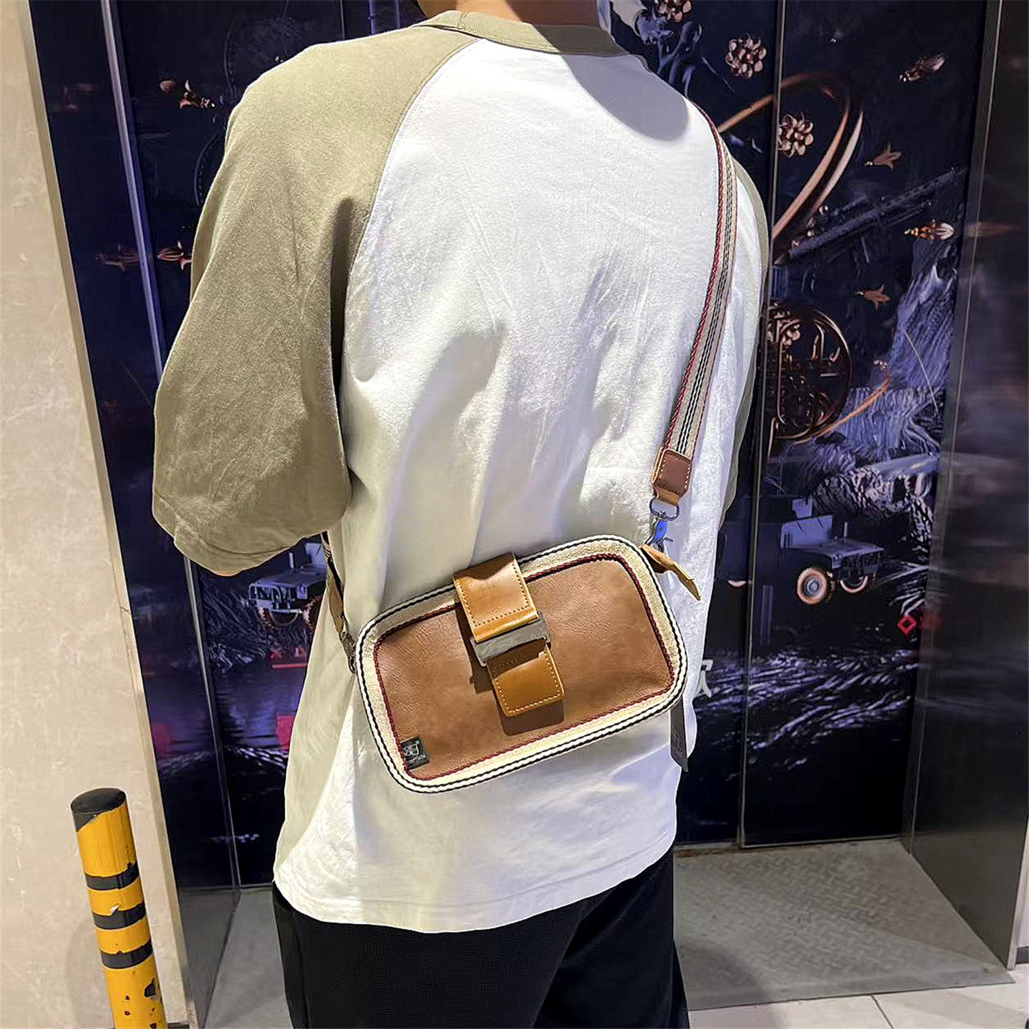 高级感手机包中性风休闲小方包复古撞色斜挎包男士户外搭扣单肩包