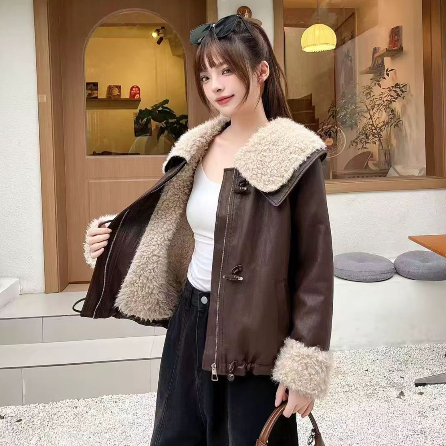 娃娃领软皮加绒加厚短外套