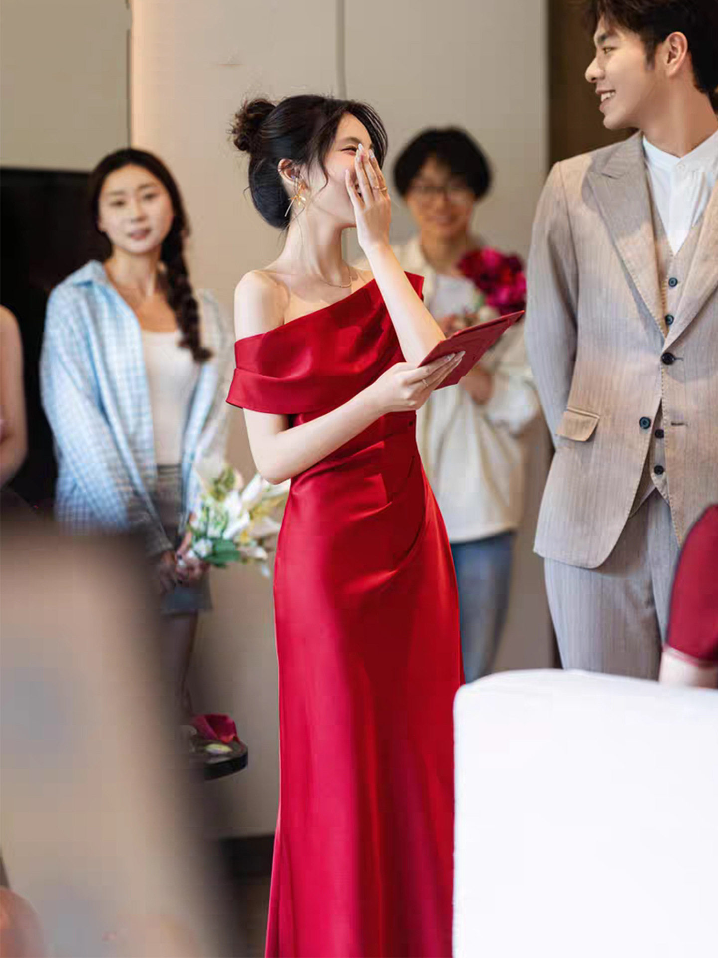 红色敬酒服新娘2025新款气质高端订婚晚礼服小众斜肩高级感晨袍女