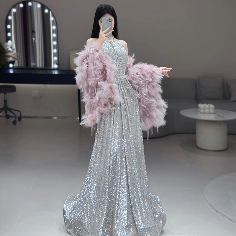 法式挂脖敬酒服新娘2025新款轻奢气质粉色羽毛披肩宴会亮片晚礼服