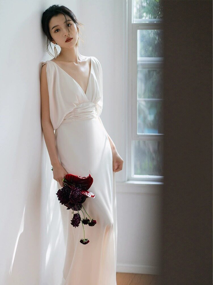 2025新款法式轻婚纱新娘高级感小个子简约出门纱V领礼服敬酒服女