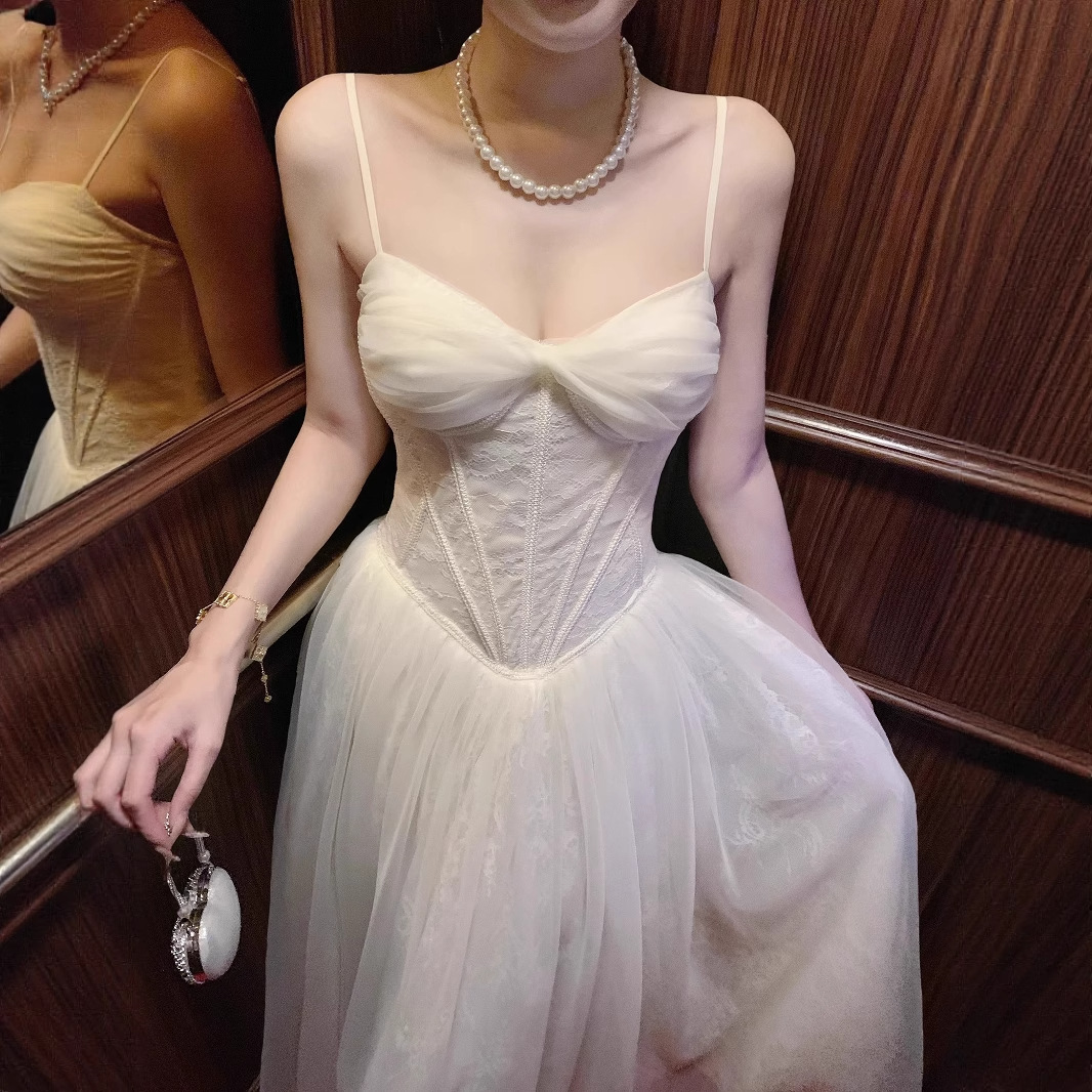 2025新款法式轻婚纱新娘高级感小个子简约出门纱吊带礼服主纱拖尾