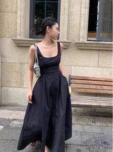 2025新款赫本风方领收腰气质简约高级连衣裙女无袖吊带显瘦黑色女