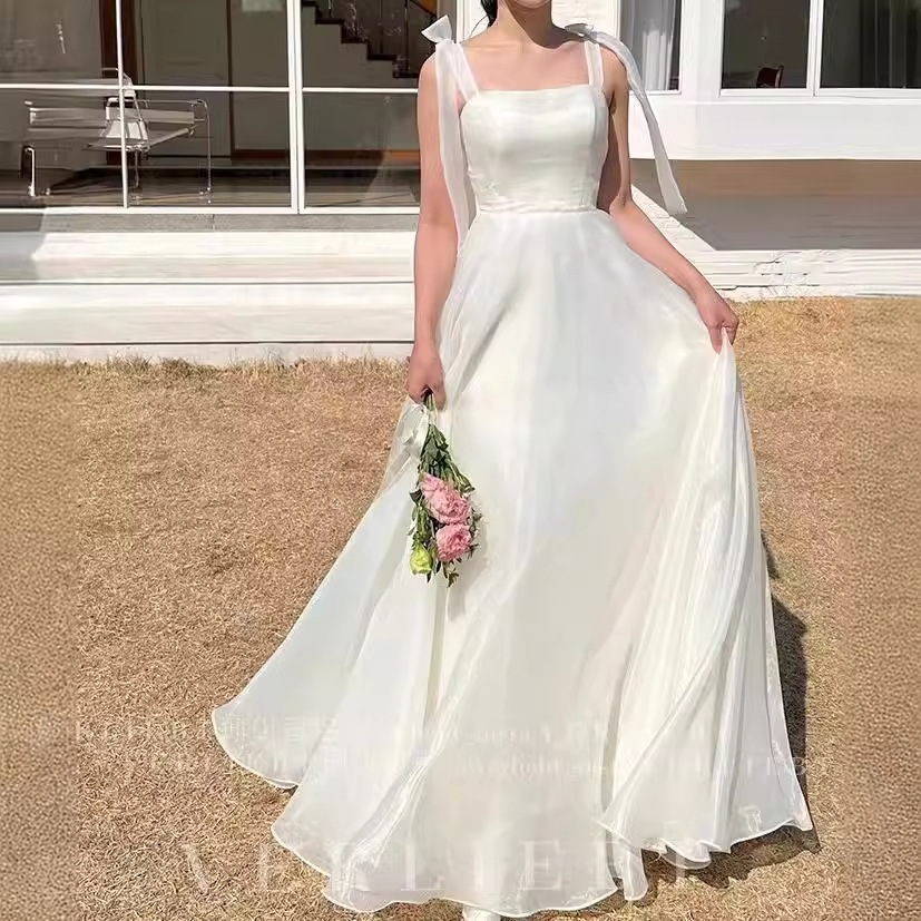 2025新款法式轻婚纱新娘高级感小个子简约出门纱吊带礼服主纱拖尾